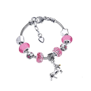 Detailansicht des Einhorn-Armbands mit rosa Strassperlen und Herzanhänger in Silberoptik