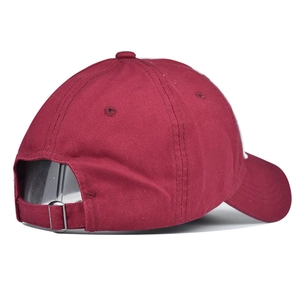Détail de la casquette en coton bordeaux avec boucle métallique et broderie