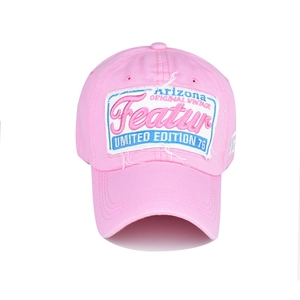 Détail d'une casquette en coton rose avec broderie 3D et finitions vintage effet usé
