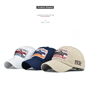 Trois casquettes vintage en coton avec broderie 3D en bleu marine, beige et blanc