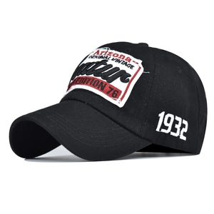 Détail de la broderie Arizona vintage et des coutures 1932 sur casquette de baseball noire