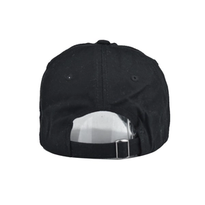 Détail de l'arrière de la casquette de baseball noire avec boucle en métal réglable