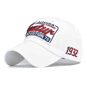 Détail de la broderie Arizona 3D et du numéro 1932 sur la casquette en coton blanc
