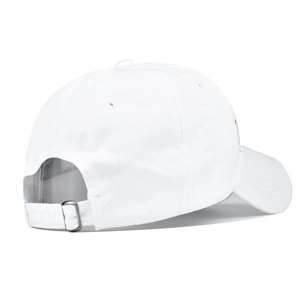 Vue détaillée de la casquette en coton avec boucle métallique réglable et sangle blanche