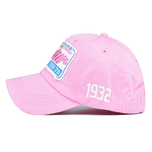 Détail d'une casquette en coton rose avec broderie vintage Arizona 1932 sur le côté