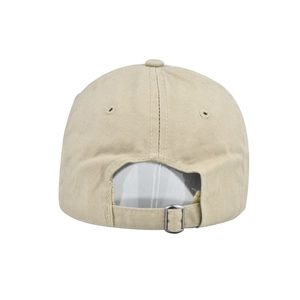 Détail de la boucle en métal réglable et du coton beige sur l'arrière de la casquette