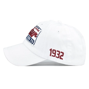 Détail de la broderie 3D et de l'écusson vintage sur une casquette en coton blanc premium