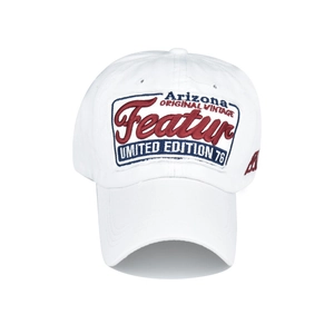 Détail de la broderie 3D avec lettrage Featur rouge sur une casquette en coton blanc