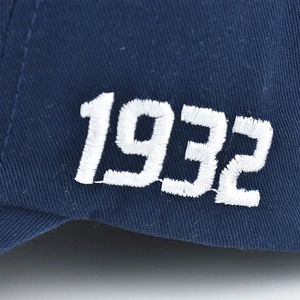 Vue détaillée de la broderie 3D blanche 1932 sur casquette de baseball en coton bleu marine