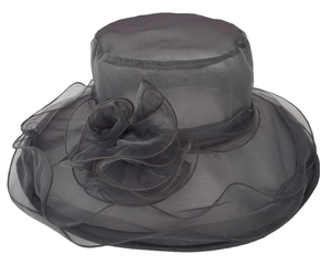 Detail van donkergrijze organza hoed met brede rand en gelaagde bloemdecoratie