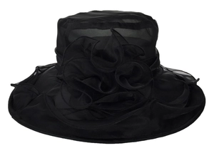Detail van elegante zwarte organza zonnehoed met grote bloem decoratie en brede rand