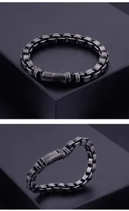 Dettaglio macro del bracciale vintage in acciaio al titanio ossidato con chiusura a trama