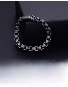 Dettaglio macro del bracciale vintage in acciaio annerito con maglie a scacchi