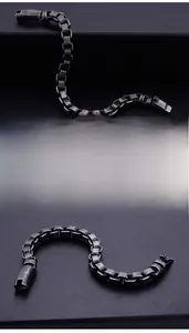 Dettaglio macro del bracciale a catena a maglie quadrate in acciaio inox stile rétro