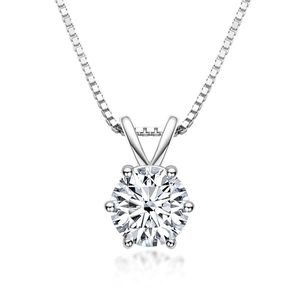 Dettaglio pendente in moissanite a sei griffe in argento S925 con catena box