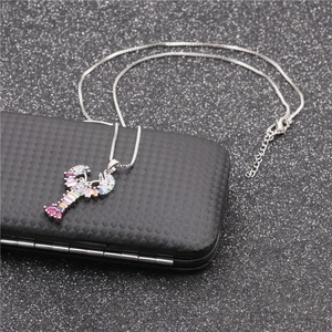Collier en argent avec pendentif homard en zircone colorée et chaîne vénitienne sur fond noir