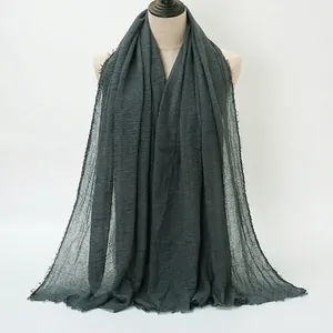 Sciarpa stropicciata in cotone verde grigio scuro con bordi sfrangiati da donna
