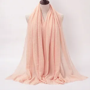 Sciarpa da donna in cotone plissettato rosa pesca chiaro con bordi a frange naturali