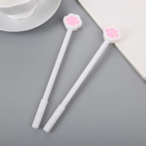 Zwei süße Bärenpfoten-Gelschreiber mit rosa Ballen auf grauem Schreibtisch-Set