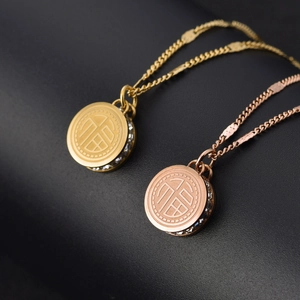 Collana in acciaio al titanio con ciondolo a cerchio in strass e carattere Fu in oro e oro rosa