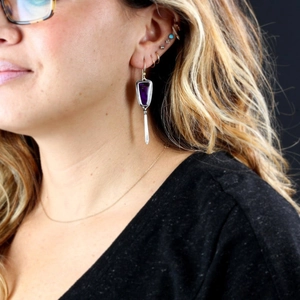 Boucles d'oreilles bohèmes en argent avec pierre violette trapèze et long pendentif vintage