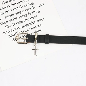 Ceinture minimaliste en cuir noir pour jeans avec boucle argentée et pendentif croix