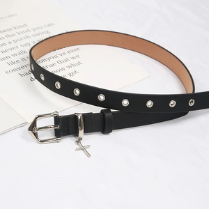 Ceinture noire minimaliste avec œillets argentés, boucle à ardillon et pendentif croix