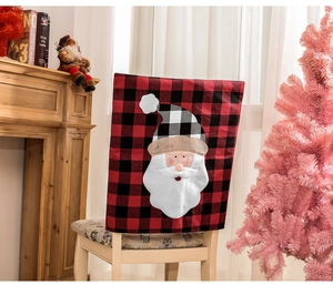 Dettaglio coprisedia natalizio a quadretti rossi e neri con decorazione di Babbo Natale