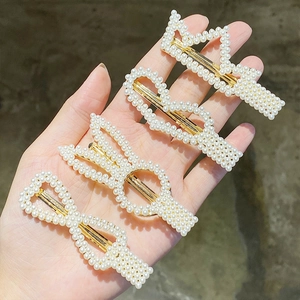 Set di quattro fermagli per capelli con perle fatti a mano con corone e farfalle