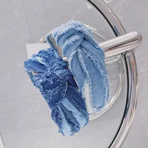 Serre-têtes tendance en denim avec nœud et bords effilochés en bleu clair et foncé