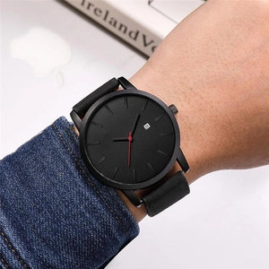 Dettaglio macro di un orologio sportivo minimalista con quadrante nero e lancetta rossa