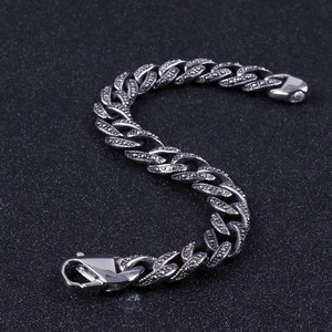 Klassisches Edelstahl-Panzerarmband mit strukturierter Silberoberfläche und Karabiner