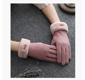 Détail des gants d'hiver en daim rose avec poignets en fausse fourrure et broderies