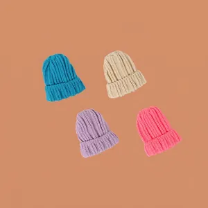Bonnets en grosse maille pour enfants en bleu, beige, violet et rose pour l'hiver