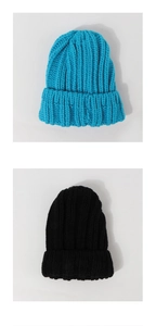 Texture détaillée des bonnets en maille côtelée bleue et noire pour l'hiver
