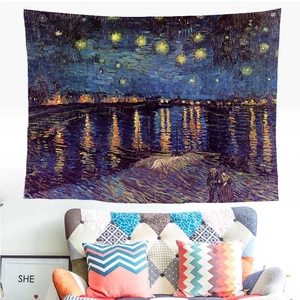 Detailansicht des Sternennacht-Wandteppichs über einem Sofa in einem modernen Wohnzimmer