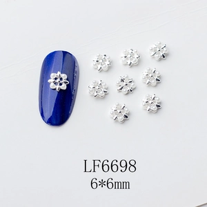 Détails de bijoux d'ongles fleurs argentées 6x6mm avec perles sur faux ongles bleus