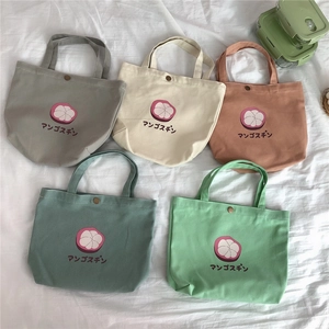 Detail von fünf farbigen Canvas-Lunchbags mit Mangostan-Print und Vintage-Metallknöpfen
