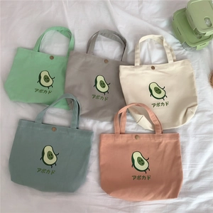 Set aus fünf süßen Canvas-Tragetaschen mit Avocado-Druck in verschiedenen Pastellfarben