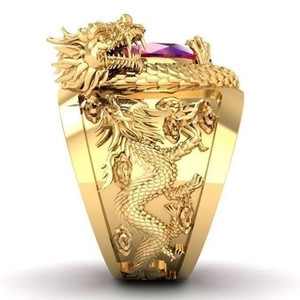 Anillo de dragón dorado con tallado intrincado y gran gema ovalada de color púrpura