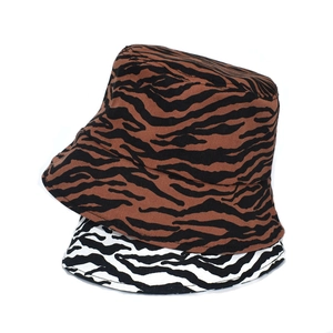Détails des bobs à motif zébré en marron et blanc avec une texture en coton doux