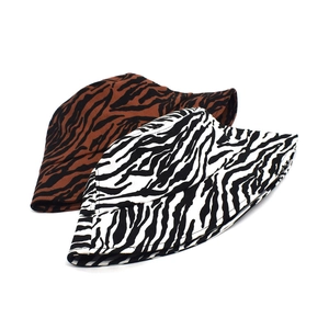 Bobs à motif zèbre pour femmes en noir-blanc et marron sur un fond blanc neutre