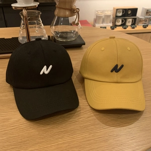 Casquettes de baseball style coréen avec broderie N en couleurs noir et jaune gingembre