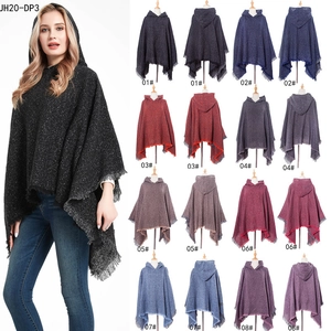 Dettaglio poncho da donna con cappuccio in maglia morbida e bordi con frange in 8 colori