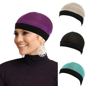 Détail de bonnets élastiques multicolores en violet, beige, noir et tissu cyan
