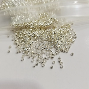Detailopname van 2mm verzilverde knijpkraaltjes voor DIY-sieraden accessoires