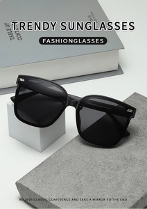 Détail de lunettes de soleil carrées oversize tendance avec modèle YT7790 et accents métal