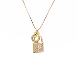 Collana dorata con pendente a lucchetto e stella impreziosita da zirconi cubici