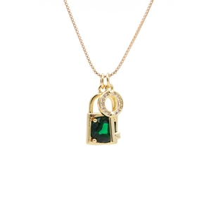 Collana dorata con ciondolo a lucchetto in gemma verde e chiave in zirconi micro-pave