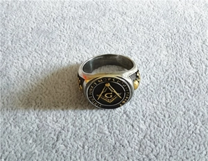 Vue détaillée de la bague maçonnique bicolore avec gravures latines et symboles